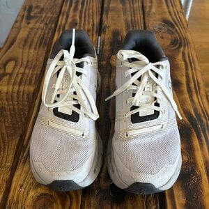 OnClouds size 6.5 grey/cream
Like new